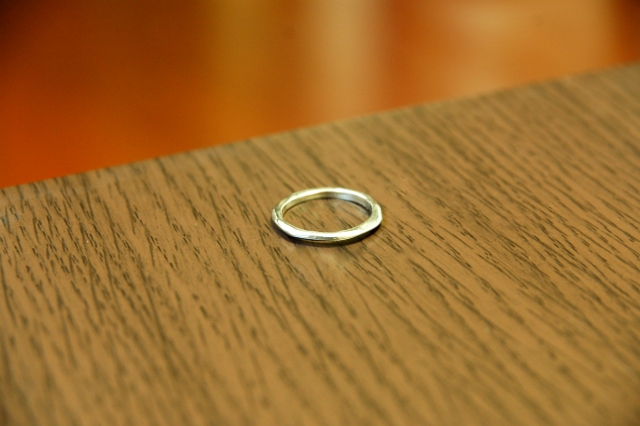 机に置かれた結婚指輪