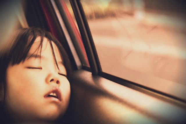 車で寝る子供
