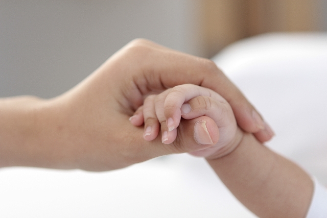 赤ちゃんと親の手