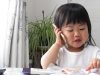 携帯で話をする子ども