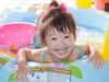 プールに入っている子供