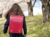 小学生の後ろ姿